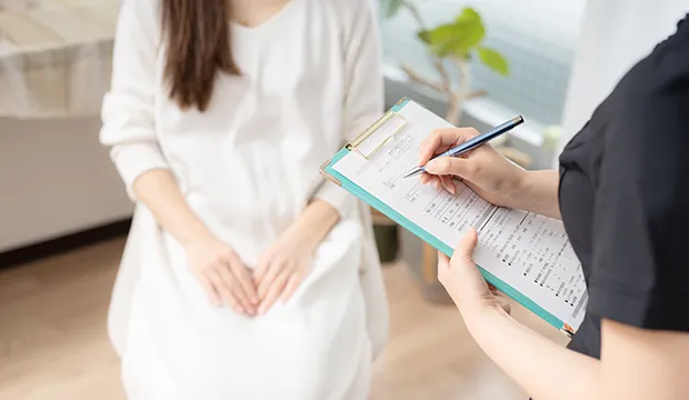 ネイリストがお客様にカウンセリングをしている写真｜地爪ソムリエネイリスト講座