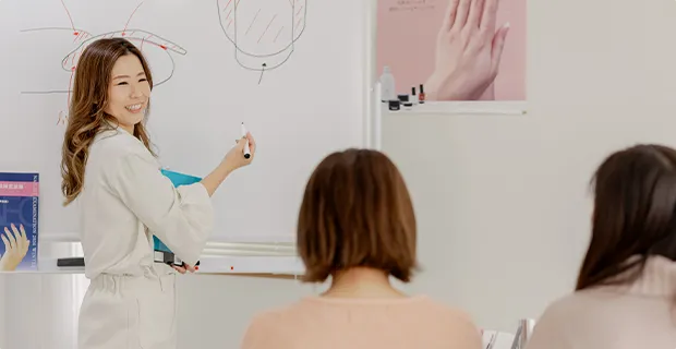 笑顔で講義する南講師｜地爪ソムリエネイリスト講座