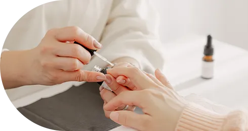 お客様の爪に施術をする写真｜地爪ソムリエネイリスト講座