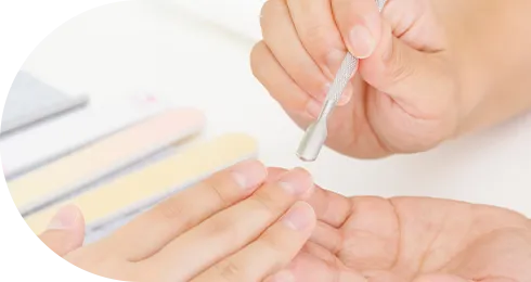 お客様の爪に施術をする写真｜地爪ソムリエネイリスト講座