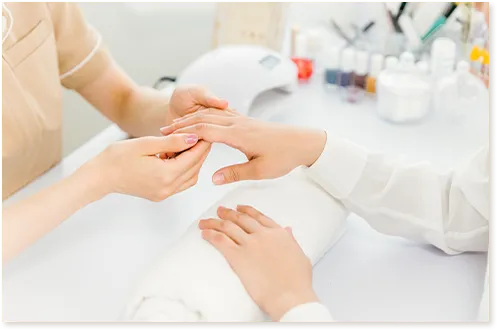 ネイリストがお客様の手を持ちカウンセリングしている写真｜地爪ソムリエネイリスト講座