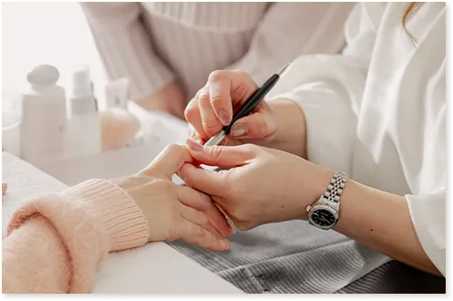 ネイリストがお客様の手を持ちカウンセリングしている写真｜地爪ソムリエネイリスト講座