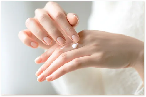 ネイリストがお客様の手を持ちカウンセリングしている写真｜地爪ソムリエネイリスト講座