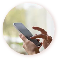 スマートフォンを操作している写真｜地爪ソムリエネイリスト講座