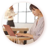 パソコンに文字を打ち込む女性の写真｜地爪ソムリエネイリスト講座