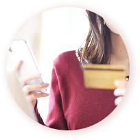 カードを持つ女性の写真｜地爪ソムリエネイリスト講座