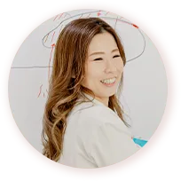 スマートフォンを操作している写真｜地爪ソムリエネイリスト講座