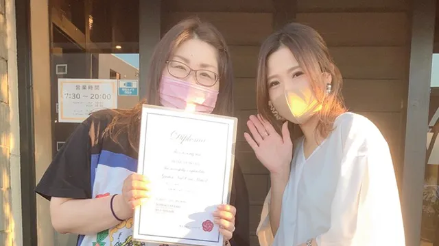 粟倉あかねさんと南講師が修了証を持っている写真｜地爪ソムリエネイリスト講座