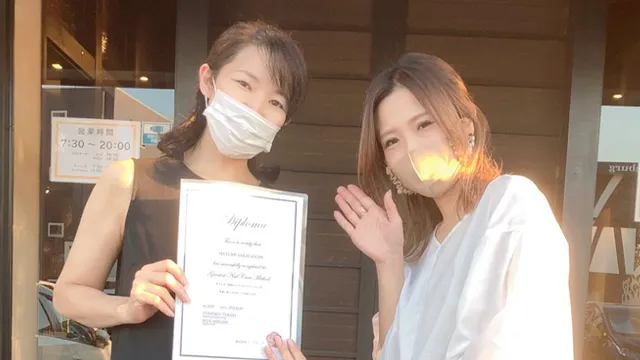 坂口真由美さんと南講師が修了証を持っている写真｜地爪ソムリエネイリスト講座