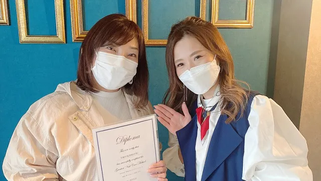末松栄子さんと南講師が修了証を持っている写真｜地爪ソムリエネイリスト講座｜地爪ソムリエネイリスト講座