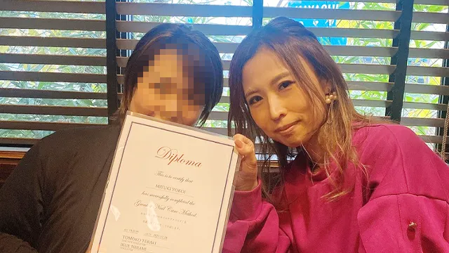 Y・Mさんと南講師が修了証を持っている写真｜地爪ソムリエネイリスト講座