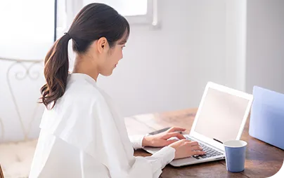 パソコンに向かい説明会を検索する女性の写真｜地爪ソムリエネイリスト講座